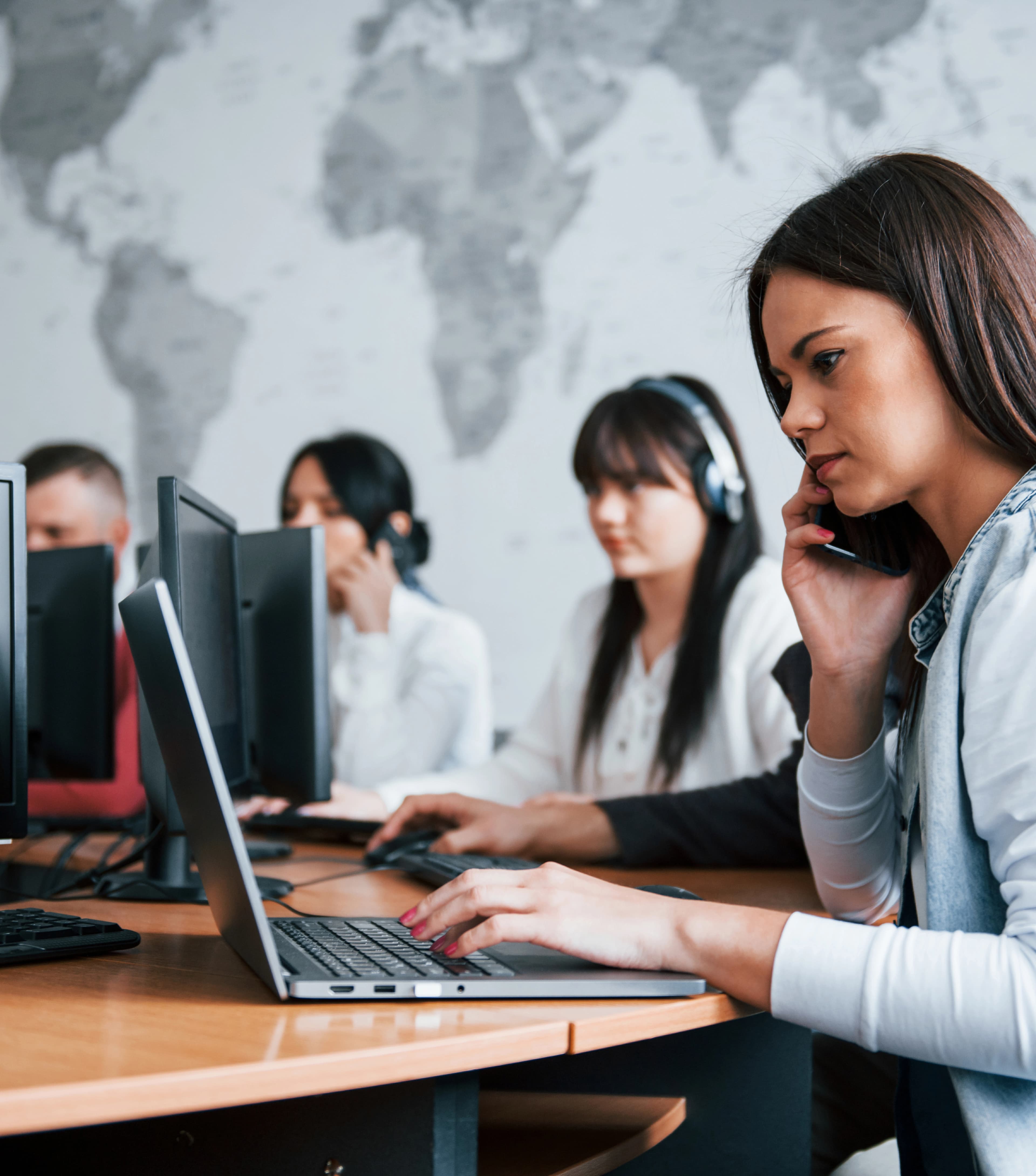 Xaricdə Təhsil Alarkən Tələbələr Universitet Dəstək Xidmətlərindən Necə Yararlana Bilər?