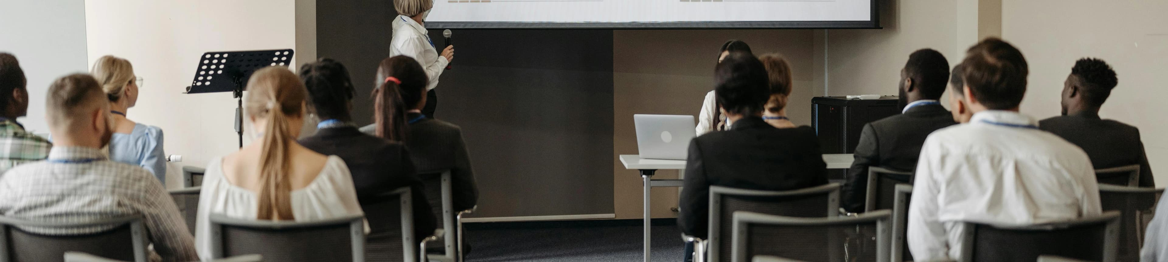 How Do Students Navigate Different Lecture Formats at University?