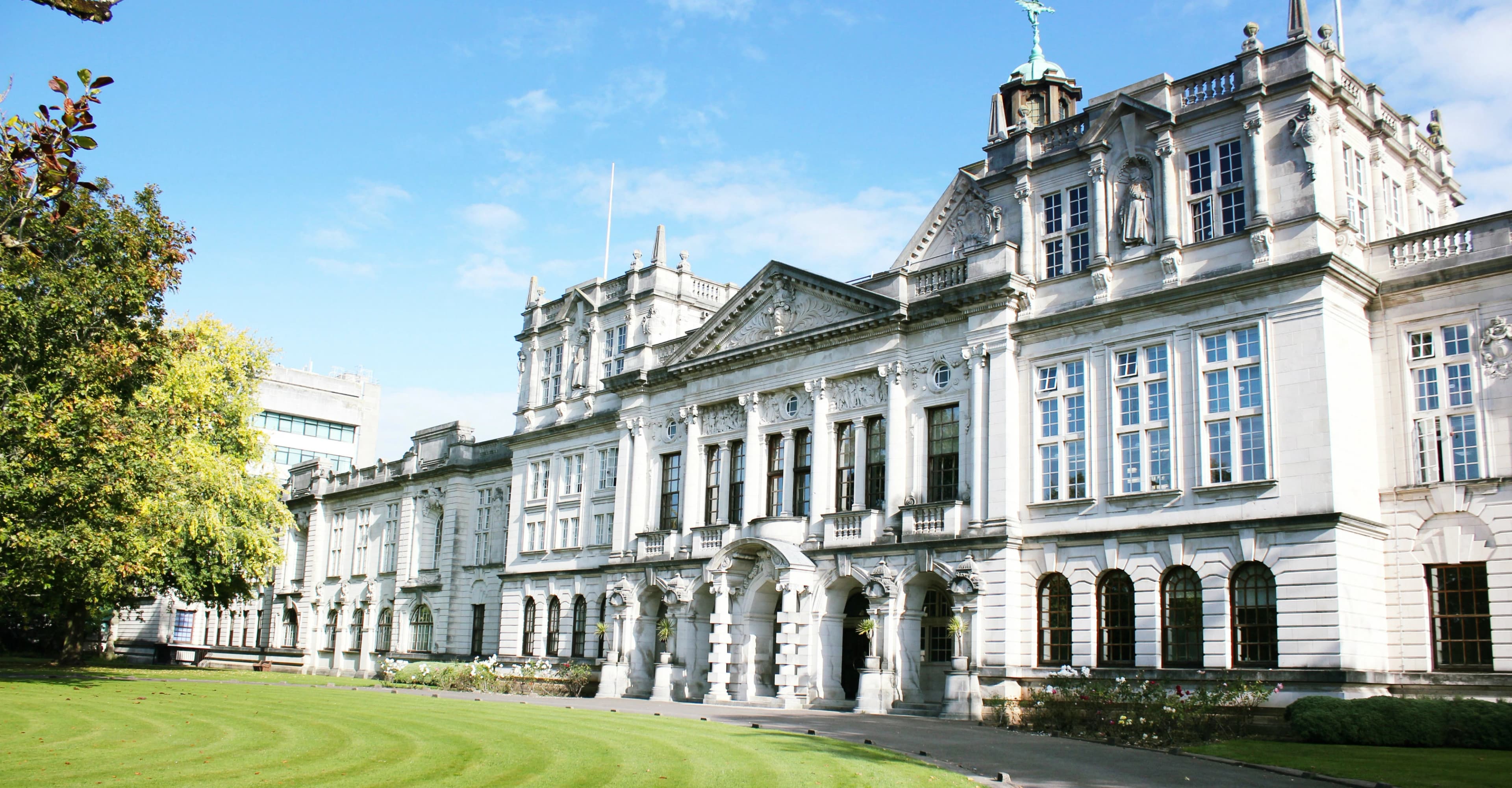 CARDIFF BUSINESS SCHOOL £10,000 TƏQAÜD TƏKLİF EDİR!