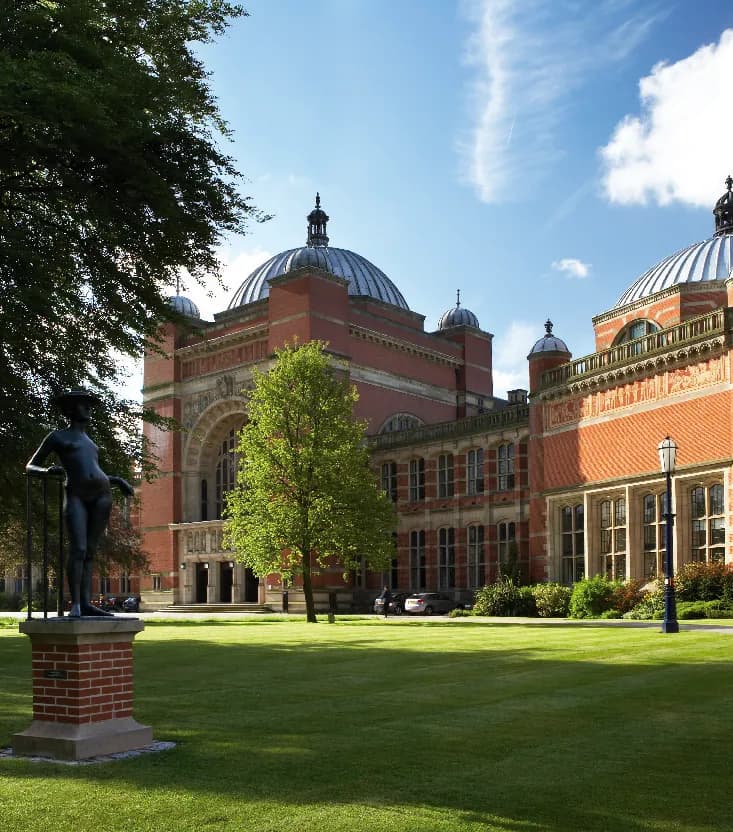 University of Birmingham-da Magistr Təhsili: Tələbələr Niyə Bu Universiteti Seçirlər?